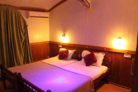 Adenz Deluxe Houseboat, Alleppey 5